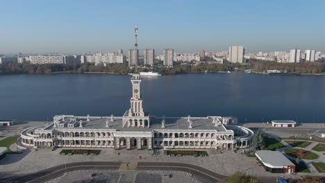 vista aérea es un hermoso panorama de la renovada estación del río norte en moscú. colorido paisaje de la ciudad y el río al atardecer. cruceros fluviales