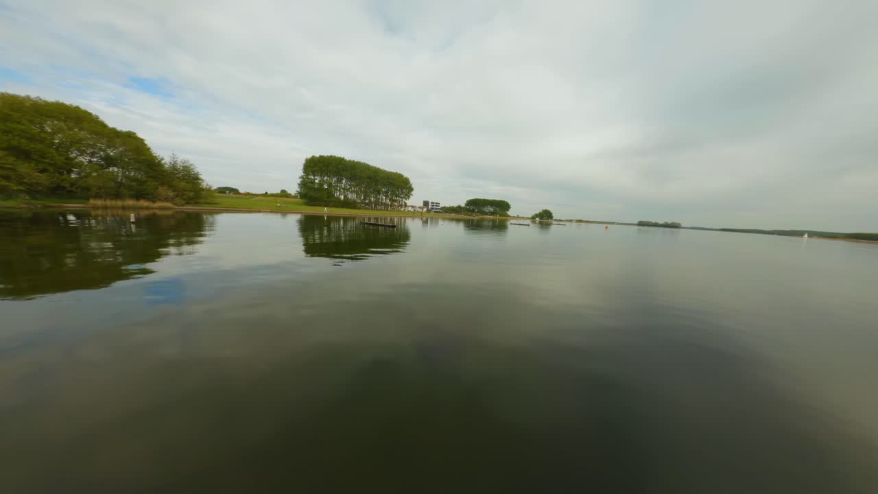 lago maravilloso y cautivador con una superficie de agua clara y sedosa en un entorno natural