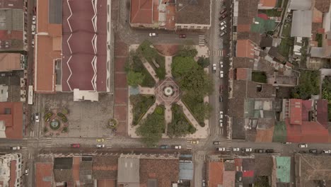 drone sobre el parque de la ciudad de girón: viaje ecuatoriano
