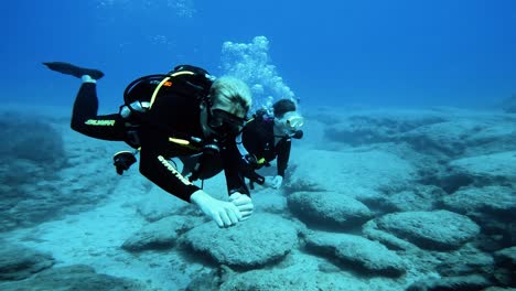 dos hombres buceando relajados bajo el agua