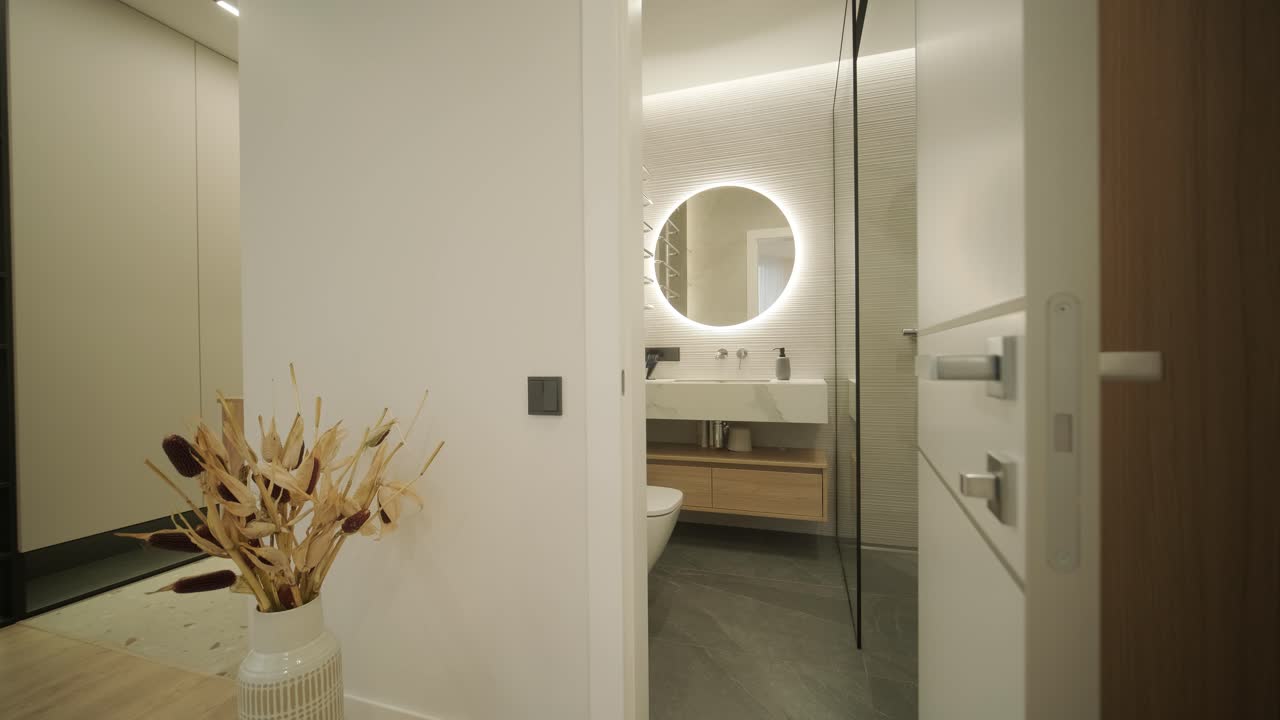Minimalistisk lägenhetsinteriör med stilren design