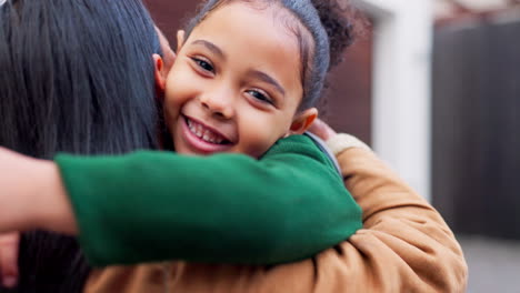mamá, niña y abrazo con sonrisa para la escuela