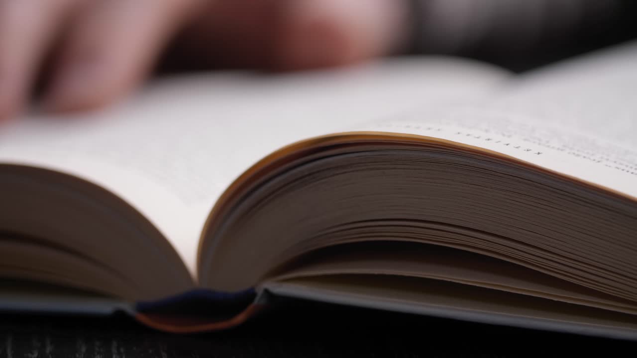 persona irreconocible leyendo un libro