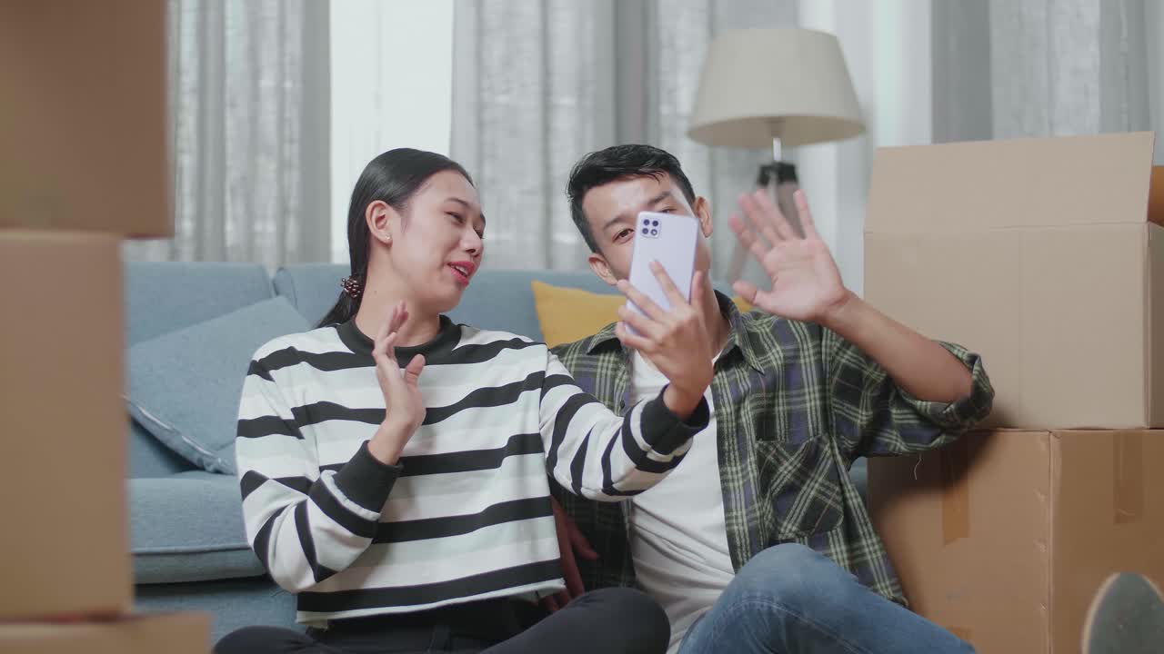 움직이는 동안 셀피를 찍는 커플