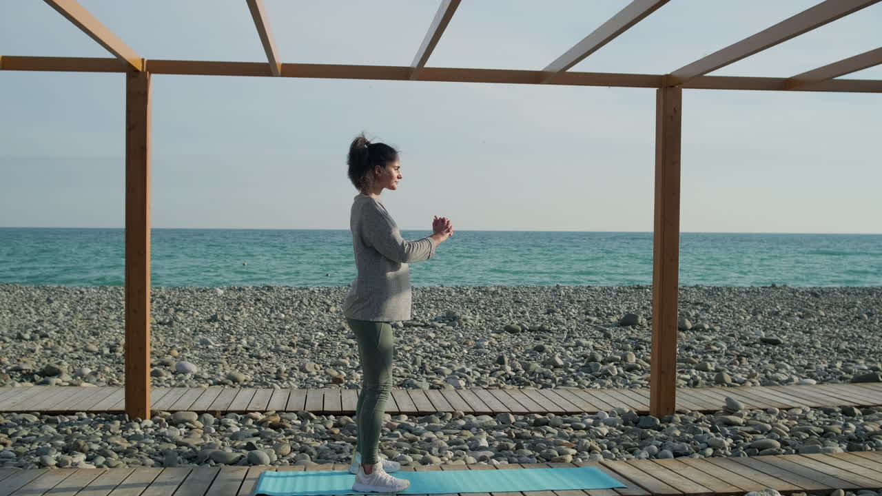 해변 에서 스 을 하는 여자