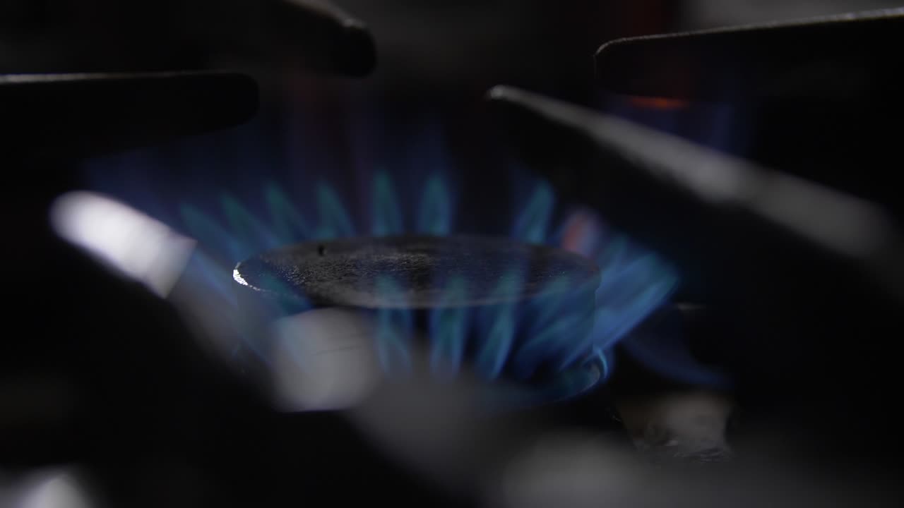 불꽃 가스 버너 작동, 스토브에 불. 가스 점화. 가스가 켜져, 주방 스토브의 가스 버ner, 클로즈업