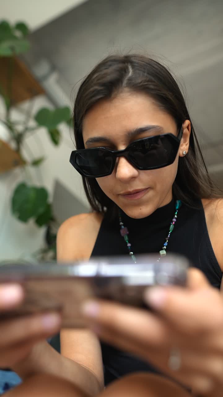 mujer jugando a un juego en su teléfono inteligente