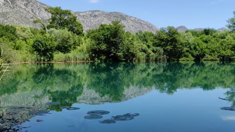 toma estática del lago modro oko en las montañas croatas en un día soleado