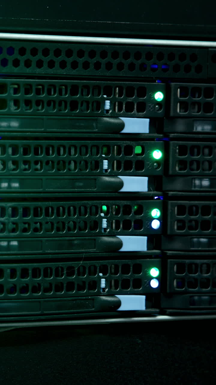 Rack per server con unità di archiviazione dei dati