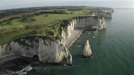 vista aérea de los acantilados de tiza de etretat durante un día soleado, etretat, normandía, francia