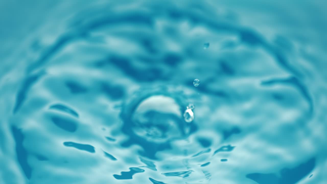 물방울이 슈퍼 슬로우 모션으로 떨어지는 클로즈업입니다.