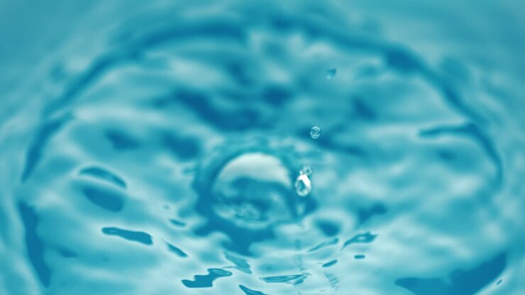 Primo piano di una goccia d'acqua che cade al rallentatore estremo