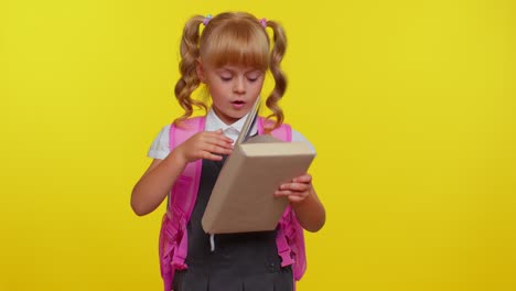 Una-Adolescente-Con-Uniforme-Escolar-Leyendo-Un-Libro-Y-Meditando,-Relajándose-Con-Pensamientos-Concentrados