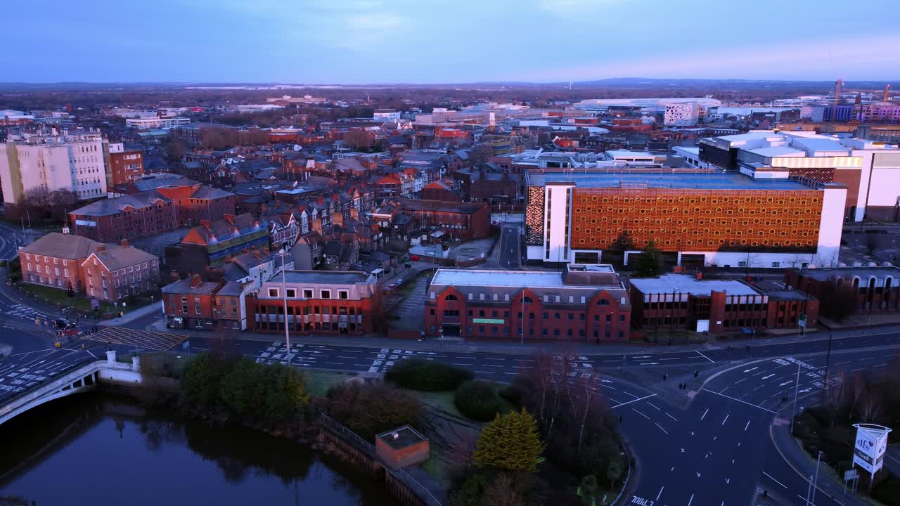 공중 이른 아침 해돋이 도시 거리 교통 통근 교차로 차선 횡단 구부러진 강 팬 왼쪽