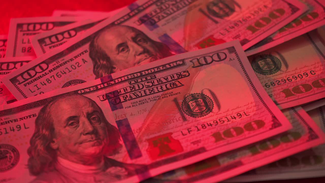 Mercato azionario. Luce rossa lampeggiante, pericolo. Disoccupazione. Banconote da 100 dollari. Loop.