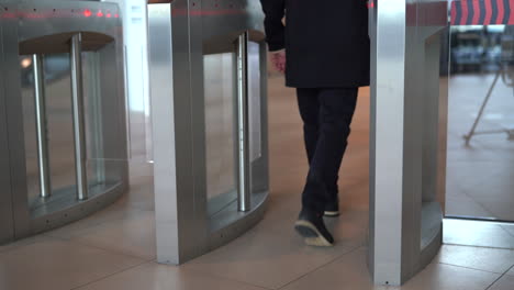 persona que pasa por la puerta de seguridad