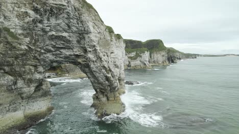arco de acantilado blanco en la costa de irlanda del norte