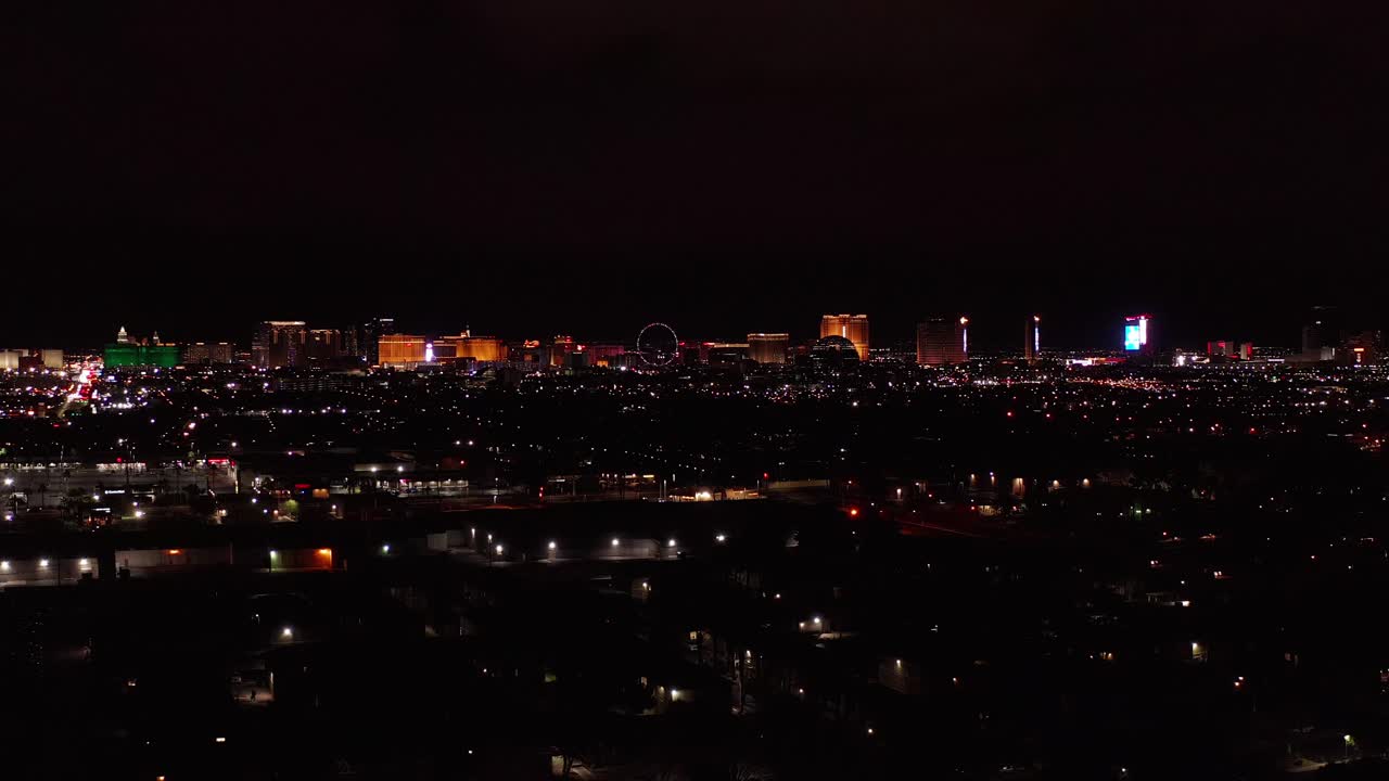 toma aérea descendente y panorámica súper ancha de la última tira de vegas en la noche