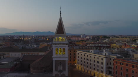 Tiro-En-órbita-Alrededor-De-La-Histórica-Torre-Cuadrada-Con-Campanas-Y-Terraza-Mirador.-Hora-Del-Crepúsculo-En-La-Ciudad.-Roma,-Italia