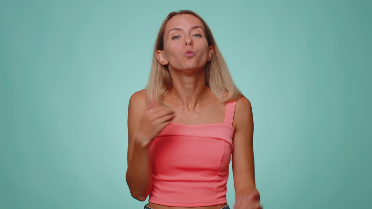 소녀는 분노한 표정으로 손을 들고 왜, 실패의 어떤 이유를 묻고, 불신을 나타니다.