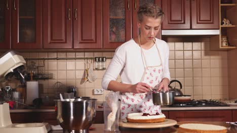 mujer decorando un pastel de cereza en una cocina