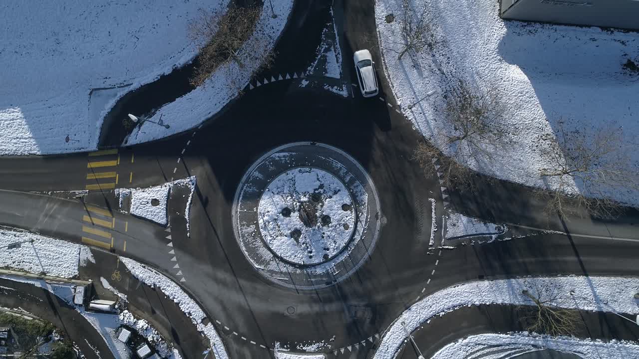 coches circulando por rotonda en cámara lenta