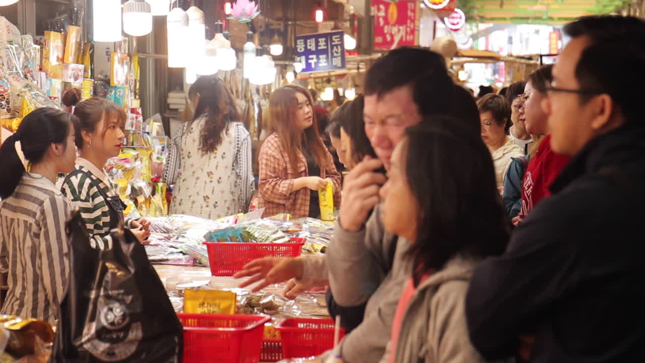 la escena del mercado asiático ocupado