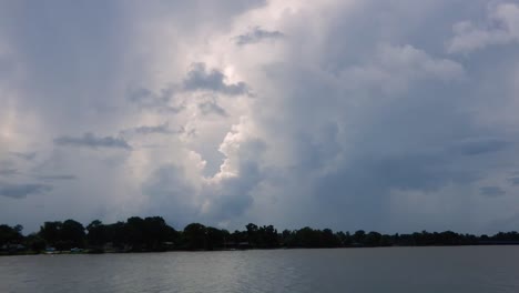 Nubes-De-Tormenta-Reunidas-Sobre-Un-Lago-En-Orlando-Florida