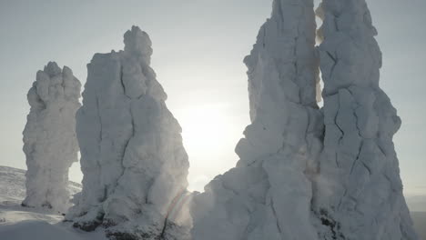 schneebedeckte felsformationen in einer winterlandschaft