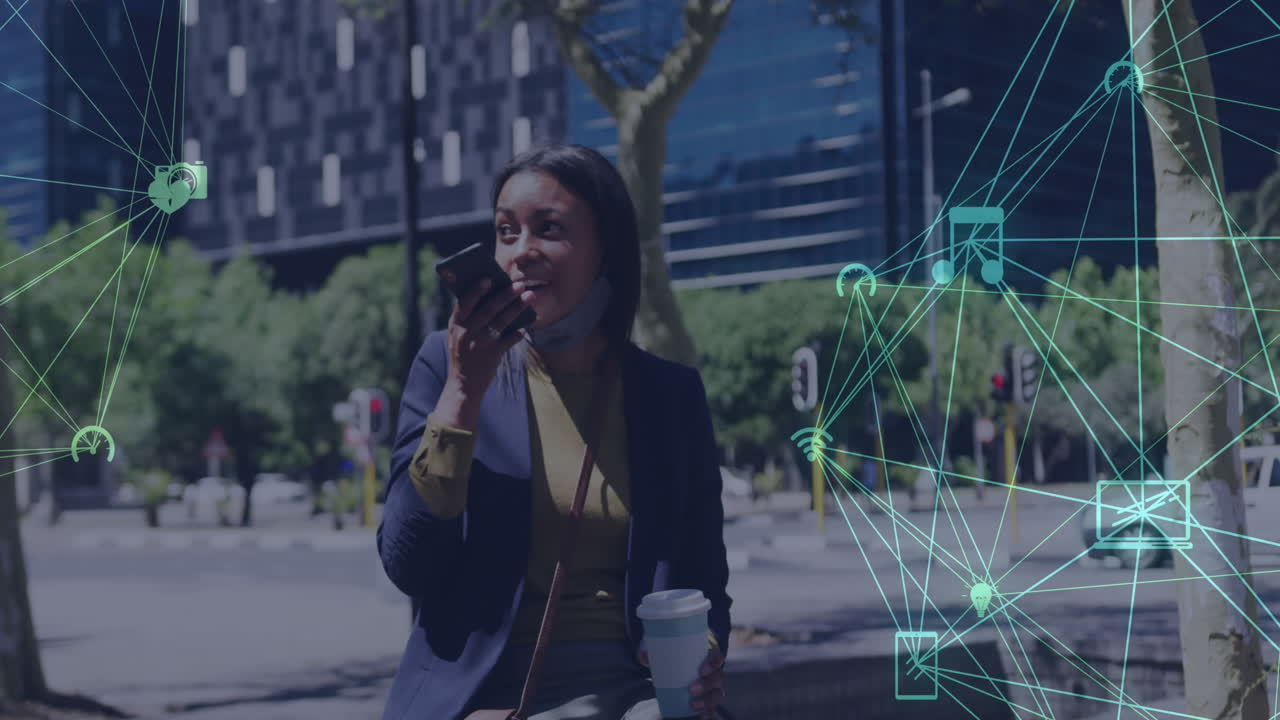 스마트폰을 사용하는 여성이 얼굴 마스크를 착용하는 아이콘과 연결 네트워크의 애니메이션