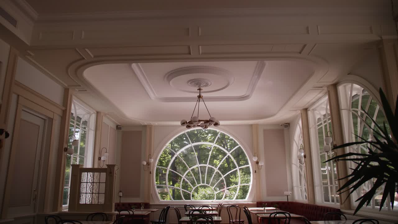 아름다운 창문이 있는 레스토랑 장면 4k
