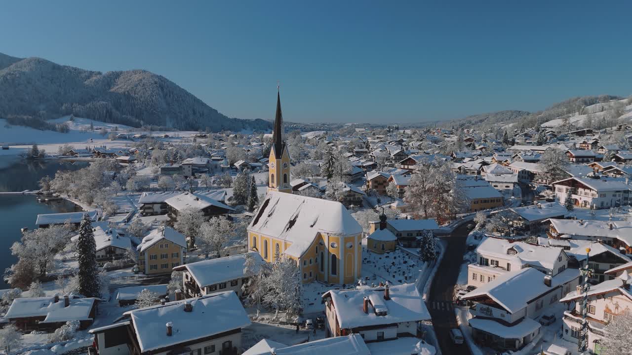 색 눈, 산, 어두운 파란 물과 함께 색 의 겨울 풍경