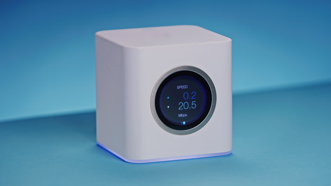 pantalla lcd high end internet inalámbrico router wifi está mostrando velocidad de transferencia en kilobits, megabits por segundo a medida que los datos se descargan en la red, la velocidad de datos primero sube y luego disminuye a cero