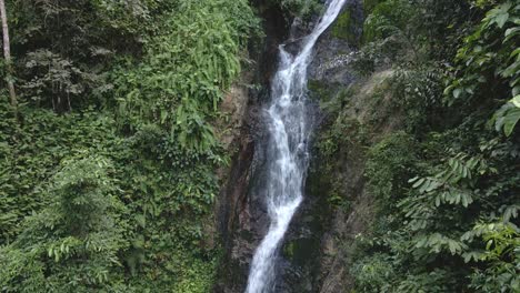 Schwenk-Nach-Oben,-üppiger-Dschungelwasserfall-Mit-Tropischer-Vegetation