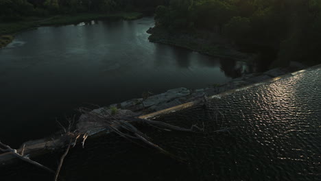 Maderas-Flotantes-En-La-Presa-Del-Lago-Zumbro,-Cerca-Del-Municipio-De-Zumbro,-Condado-De-Wabasha,-Minnesota,-Estados-Unidos