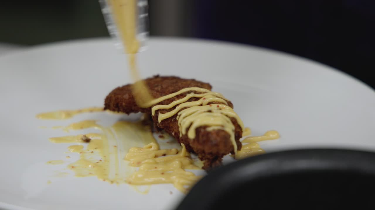 -Sauce on crispy tenders -Close-up -29,97 fps -Shot on Canon R5C