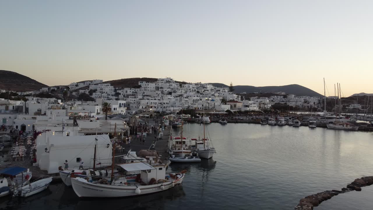 paros, naoussa, costa de grecia y casas blancas tradicionales durante la puesta de sol, vista aérea