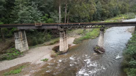 Gippsland-Dampfzug-Eisenbahnsystem-über-Den-Thompson-River