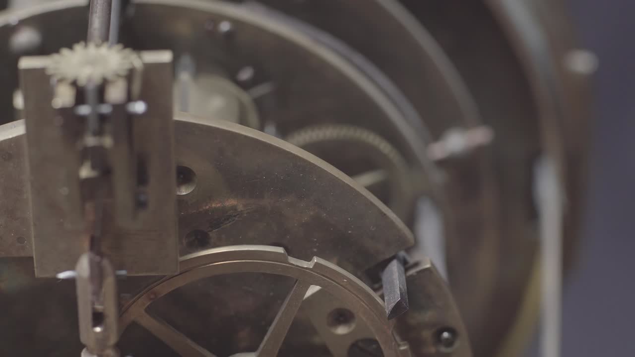 un reloj vintage antiguo con el movimiento del mecanismo de tick-tock