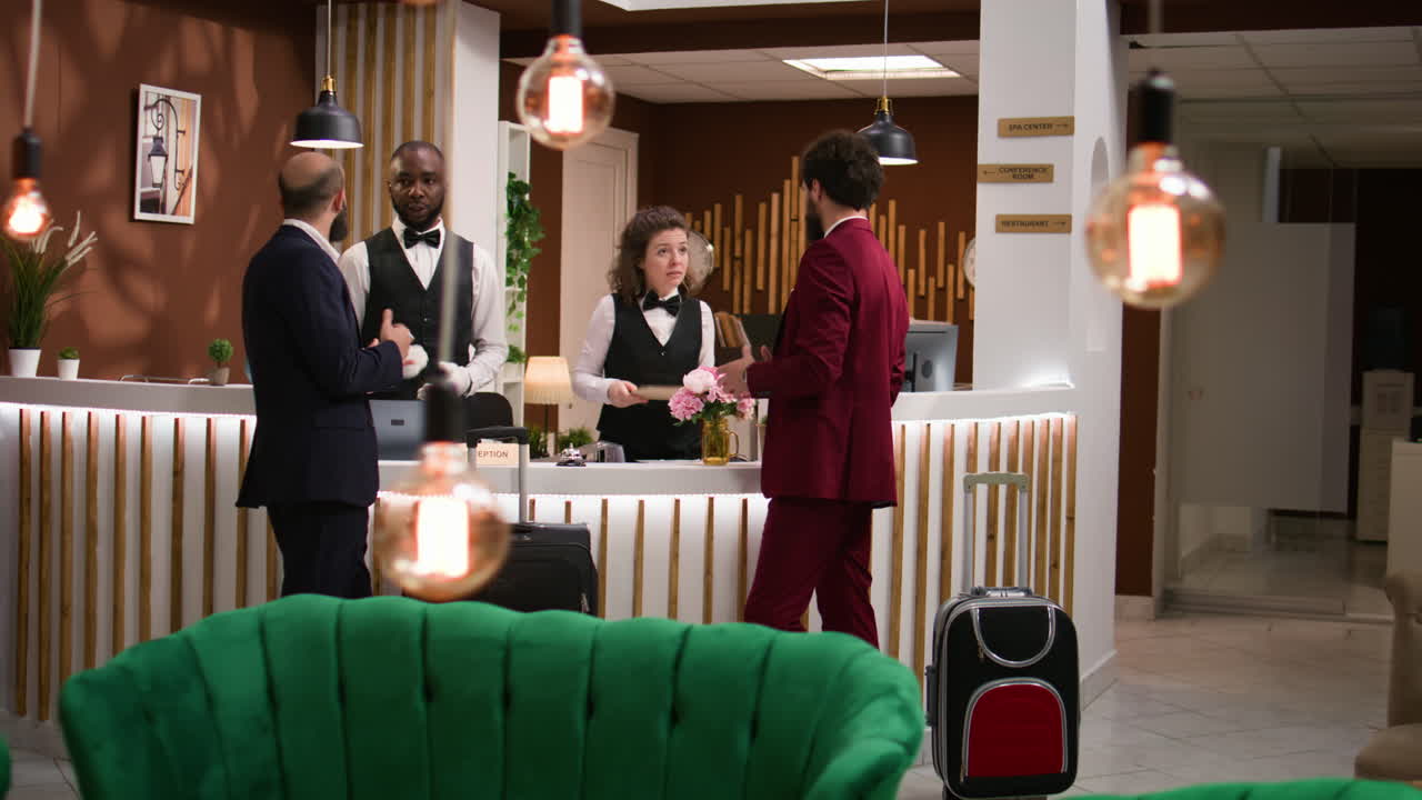 사업가 들 은 형식적 인 체크인 을 시작 한다