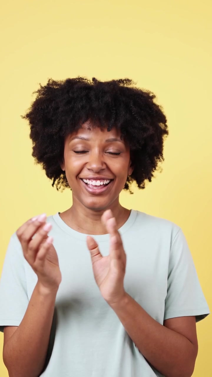 Giovane donna che applaude lentamente con un sorriso sarcastico