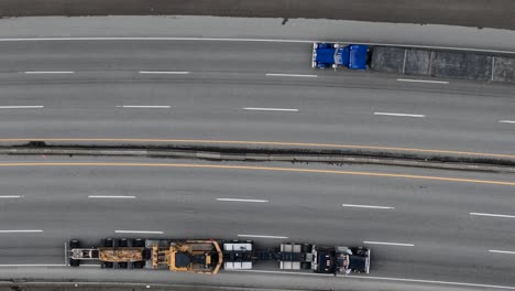 Vista-Aérea-De-Camiones-Comerciales-De-Larga-Distancia-En-La-Autopista-Coquihalla