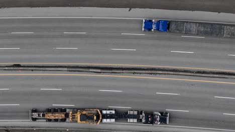vista de pájaro de camiones comerciales de larga distancia en la autopista de coquihalla