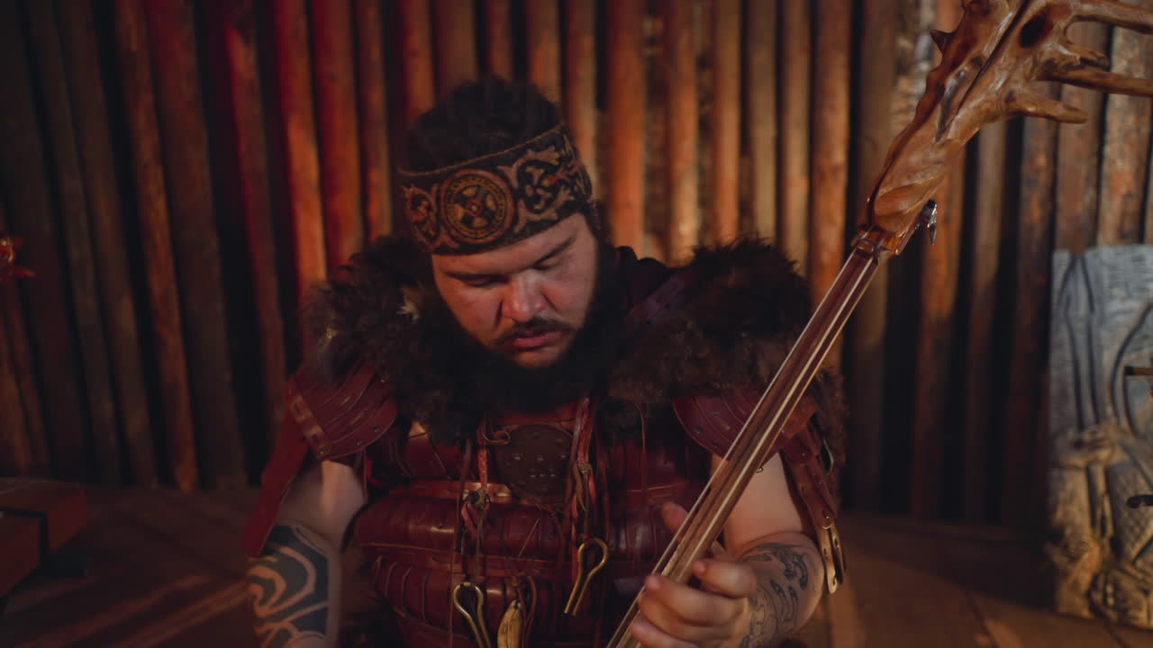 과체중 을 가진 사람 은 공연 에서 활 악기 를 연주 한다