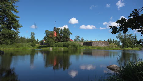 una vista panorámica del museo de la fortaleza de korela con el hermoso lago, en tierras que han cambiado de manos muchas veces a lo largo de los siglos, y tiene un museo que narra su historia rusa, sueca y finlandesa