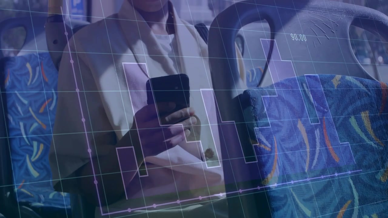 Donna pendolare che tocca lo schermo del telefono sull'autobus, controllando le informazioni sul percorso con una sovrapposizione di griglia in movimento e grafici.