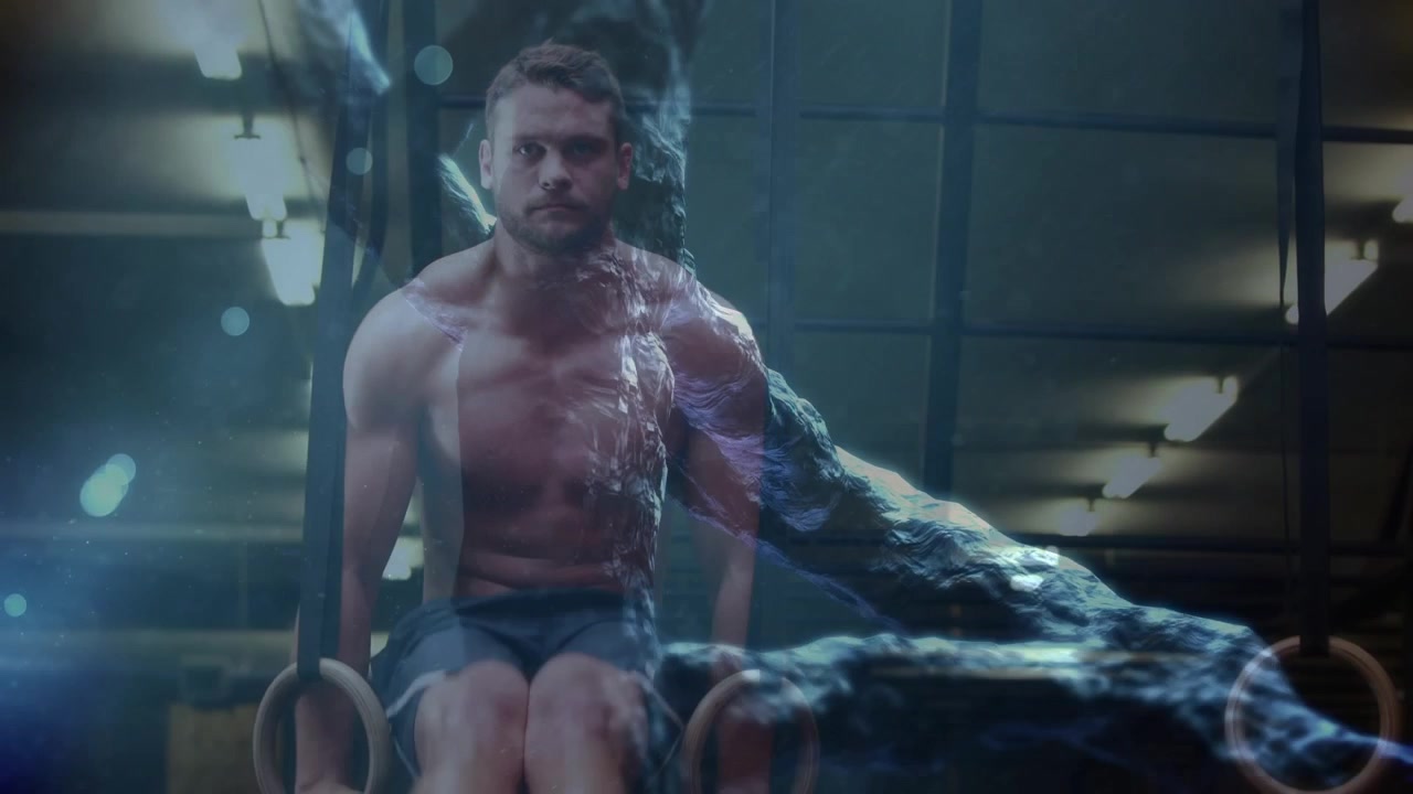 Animation af DNA-streng over kaukasisk sportsmand i fitnesscenter