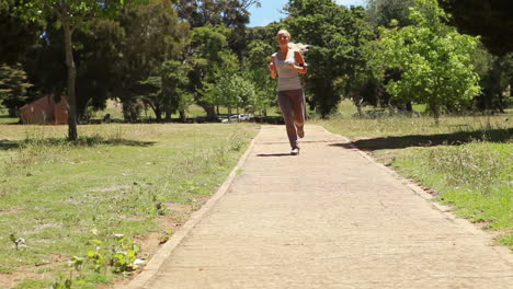 Eine-Frau-Joggt-Einen-Fußweg-Hinauf-In-Richtung-Der-Kamera-Und-An-Ihr-Vorbei