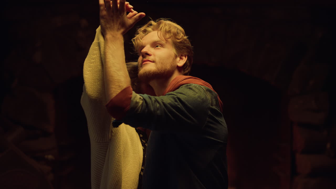 чувственная пара наслаждается танцем на зимнем празднике крупным планом. влюбленные двигаются на ночном свидании