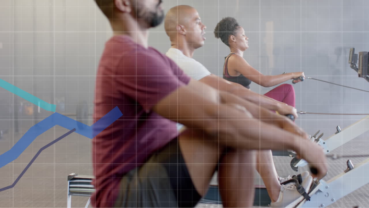 animación de datos de procesamiento gráfico sobre diversos hombres y mujeres que se entrenan en máquinas de remo en el gimnasio